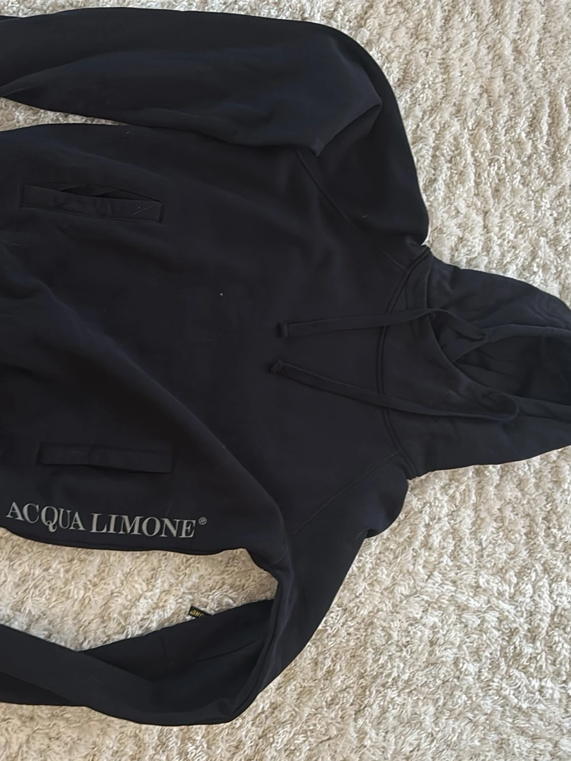 Svart hoodie från Acqua Limone - 1