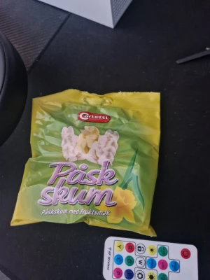 Påskskum från Carletti fruktsmak - En påse Påskskum från Carletti med fruktsmak. Godiset kommer i en gulgrön förpackning med motiv av vita skumfigurer och påskliljor. Perfekt till påskfirandet för dig som gillar sötsaker med fruktig smak.