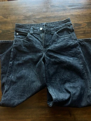 Svarta cheap monday jeans - Storlek 25/32. Säljer då de inte är för små 🌟