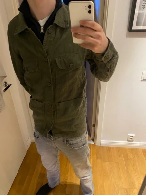 Sir of Sweden overshirt - Snygg overshirt från sir of Sweden, ny skick pågrund av att den aldrig vart använd plus lapparna sitter kvar. Ny pris 1999kr, passar dig som är runt 180-190