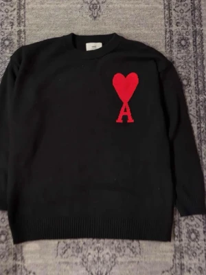 Ami Paris tröja  - Jätte snygg tröja från Ami Paris, skriv vid frågor, priset är förhandlingsbart vid snabb affär och kan skicka direkt efter köpet ☺️