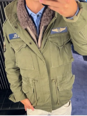 Ralph Lauren field jacket  - Tja, säljer nu denna sjukt feta field jacka från Ralph Lauren. Nypris ligger på 5995kr, köpt på Ralph Lauren. Perfekt jacka nu inför vår och kalla sommarkvällar. Tveka inte på att höra av dig vid minska fundering!