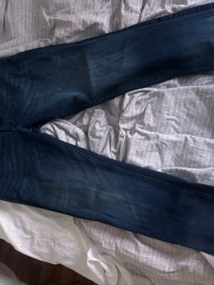 Lee jeans - Säljer ett par Lee jeans i modellen ”straight fit tapered leg” i bra skick, storlek W33/L32
