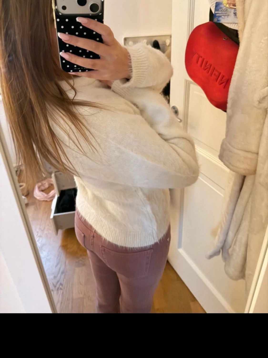 Vit fluffig stickad tröja