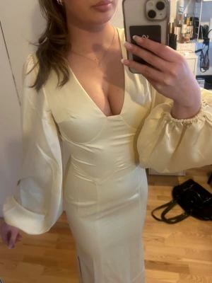 Ljusgul balklänning  - Ljusgul balklänning som endast är testad. Säljer då jag hittat en annan. Den har kvar alla lappar och är alltså i nyskick! Storlek 36, men passar även 34. Nypris är 1800kr