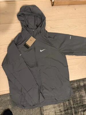 Nike windbreaker jacka - Aldrig använd   Storlek M  Skriv gärna vid frågor eller intresse  