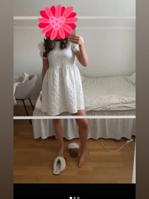 Studenklänning - Supersöt vit kort klänning perfekt till studenten!!