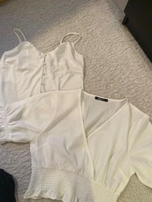 Två stycken super fina blusar  - Super fin blus och ett vitt linne🌸  Båda är Från ginatricot . Blusen är i Storlek 38 och linnet i storlek S. Men Linnet är stort i storleken så mer en M❗️ ❗️Linnet har en liten fläck framtill-se bild… Super fina båda två✨ Perfekt till släktkalas, skola eller bara till vardags🌸   ✨Kolla gärna in mina andra annonser- finns bundle rabatt✨