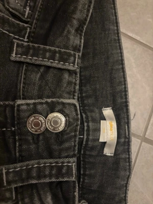 Bootcut grå svarta Gina jeans - Läs mer på min andra annons för de är samma jeans❤️