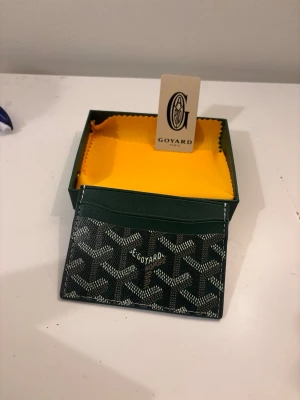 Grön plånbok - Dm för frågor. Helt ny 