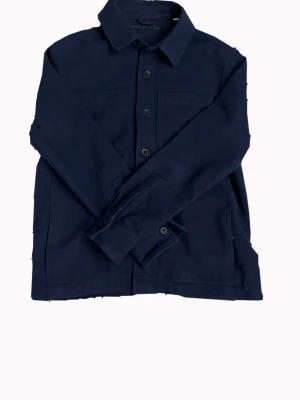 D’Once De La Sense Overshirt - Stilren mörkblå overshirt med klassisk krage och knäppning framtill. Två bröstfickor och raka ärmar ger en clean look. Perfekt att bära över en t-shirt för en avslappnad men snygg stil.