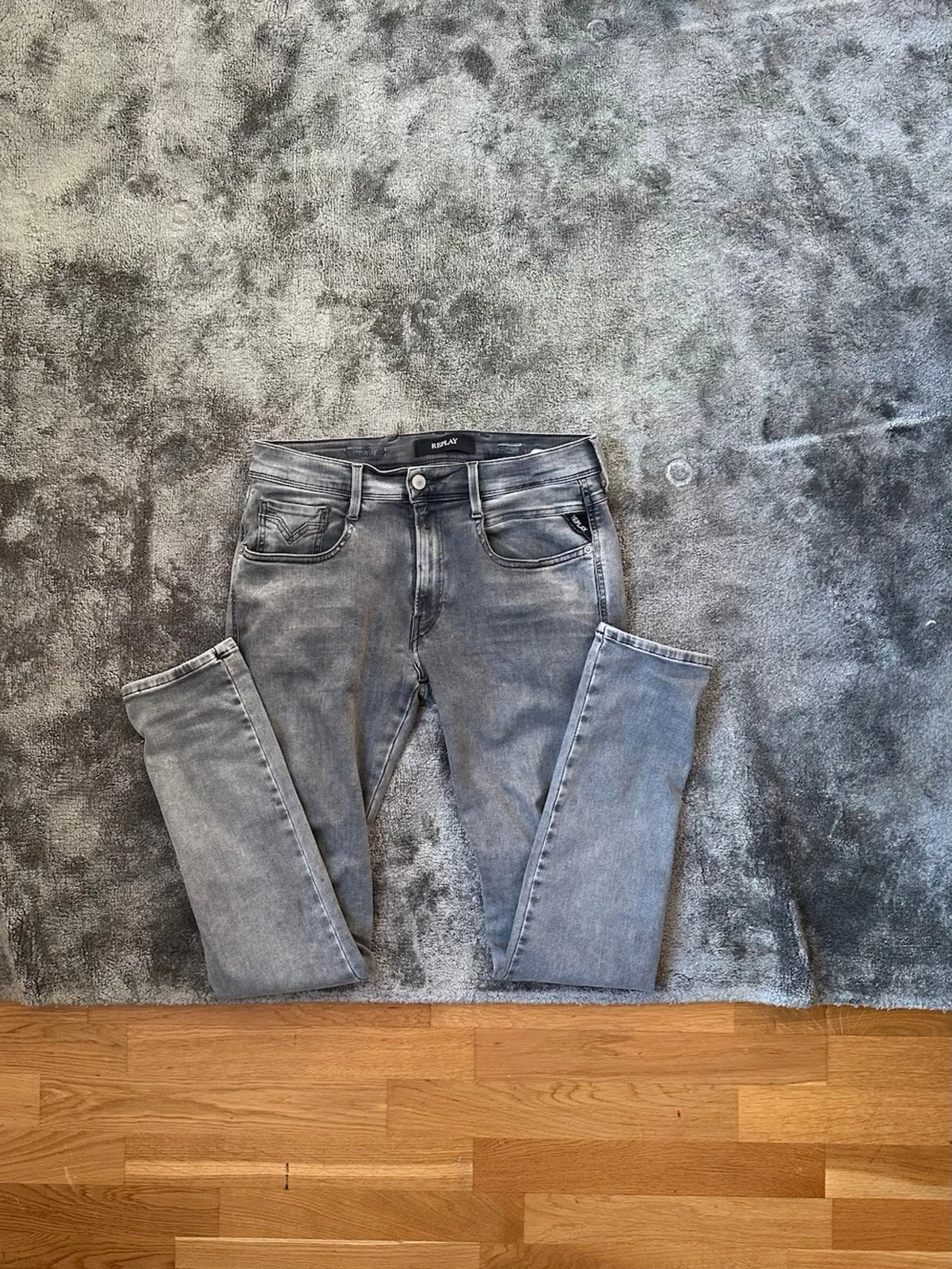Gråa anbass jeans från repaly