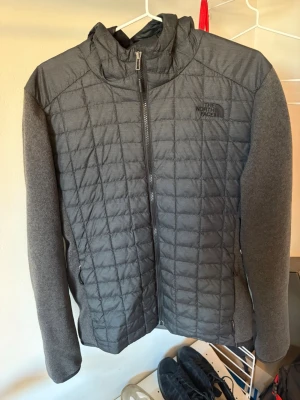 The North Face Cardigan - Säljer min cardigan från The North Face. Quiltat mönster framtill och fleece material baktill samt på ärmar. Väldigt snygg och passar till det mesta. Perfekt till vår/höst! Skriv vid frågor eller funderingar.