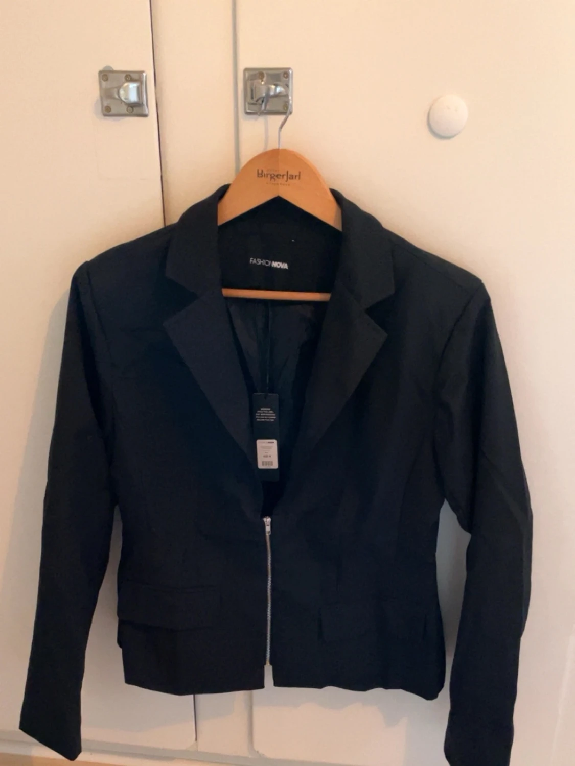 Svart kavaj med dragkedja Fashion Nova - 1
