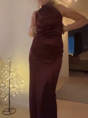 Vinröd balklänning - En helt oanvänd balklänning som heter: Stretch Satin Halterneck Gown 💖💖💖 köpte för 799kr men säljer klänningen för 500kr! Superfin men hittade en annan klänning till balen som passade mig bättre 💞