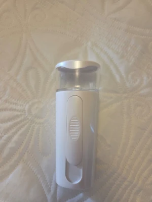 Vit ansiktsmist sprayflaska - Säljer en stilren vit ansiktsmist sprayflaska i plast med genomskinligt lock. Flaskan har en smidig knapp på framsidan för enkel användning och är perfekt att fylla med din favoritmist för att fräscha upp huden när som helst. 