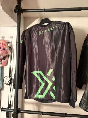Svart långärmad tröja från Oxdog - Oxdog Målvaktströja X2 (Padded) är en tröja utvecklad för målvakter som vill ha bra skydd, komfort och rörlighet. Den är designad för att prestera på hög nivå under både träning och match.
