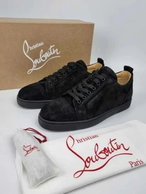 Christian Louboutin - Stilrena svarta sneakers från Christian Louboutin i mjuk mocka med ton-i-ton svarta skosnören och diskreta sömmar. Låg modell med klassisk siluett och beige insida. Perfekta för dig som gillar exklusiv och clean design.
