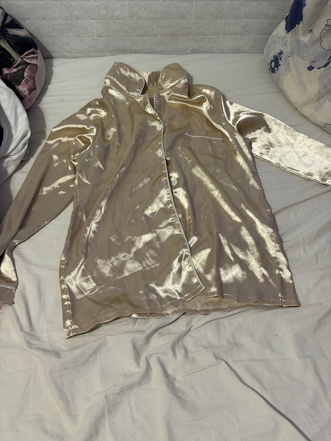 Champagnefärgad satinpyjamas - 1