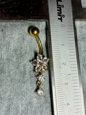 ✨ NY oanvänd navelpiercing med hänge - Kirurgiskt stål 316L  - ✨ NYTT oanvänt smycke i kirurgiskt stål! 🌸 Hållbart & Rostfritt: Slitstarkt 316L-stål som inte oxiderar eller rostar av fukt. 🌸 Säkert: Industristandard, skonsamt för läkta piercingar.  🛍️ 30 % BUNDLE-RABATT! Köp fler artiklar från min shop och få 30 % på allt! ✨ 📦 Frakt: Endast spårbart via Plick SafePay för vår trygghet.