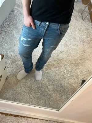 Replay jeans  - Replay Willbi Jeans med slitningar och hål | skick 9/10 | Storlek 32/32 | Pris - 599kr | Modellen är ca 180cm lång | Hör av dig vid minsta fråga eller fundering!!