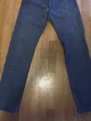 J.Lindberg jeans för Män  - J. Lindberg jeans i storlek 31/32. Har ett igensytt hål på baksidan, därför är de så billigt. 