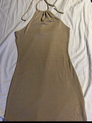 halterneck-klänning - klänning med halterneck och knytning i nacken. Figurnära och ärmlös modell som framhäver siluetten snyggt. Mjukt och stretchigt material som gör den både bekväm och smickrande. Perfekt som strandklänning, på semester eller till en varm sommarkväll ☀️(ifrån h&m) 