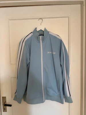 Palm angels tracksuit ljusblå XL - Ljusblå travksuit palm angels bägge delar är i storlek xl, den är knappt använd 