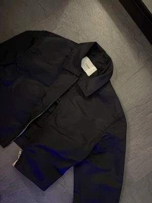 CHIMI - Hej! Jag säljer min nya bomberjacka från  CHIMI, beställd från utlandet. Den är ganska exklusiv och köptes för 3999 kr. Jackan är i nästan nyskick. Det finns en liten defekt: lädret på framsidan, högra sidan av bröstet, är lite slitet men knappt märkbart och kan jämnas ut med lätt tvätt eller ånga. Etiketterna är borttagna, annars som ny. Jackan är unik, stilren och passar många outfits. Kontakta mig gärna för fler bilder eller frågor