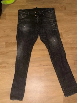 Dsq2 jeans Svart - Säljer bra skick av dsq2 för billigt pris! Storlek IT48