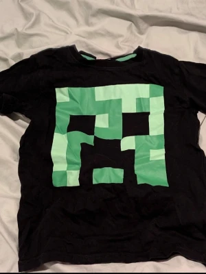 Svart Minecraft Creeper T-shirt - T-shirt, Minecraft I nyskick. Stl 140. Finns i Holmsund men kan skickas.