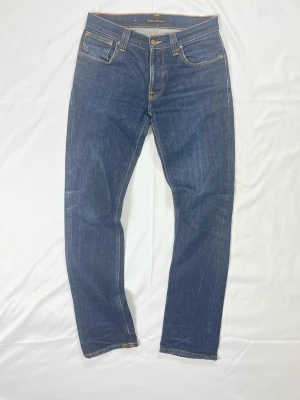 Nudie Jeans Grim Tim – Org. Dry Navy – Strl W32/L32 - Färg: Mörkblå/navy dry denim | Modell: Grim Tim slim straight | Storlek: W32/L32 | Skick: 10/10 | Stretch | Hör av dig vid frågor!