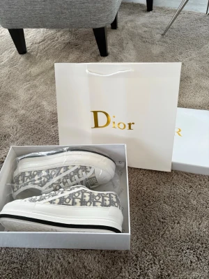 Dior womens shoes  - Jag säljer skorna då dem inte passar mig, de är helt oanvända alltså nyskick, var ej rädda för att lägga bud jag accepterar nästan alla.