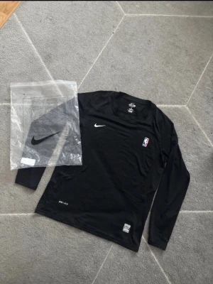 Nike compression  - Säljer helt ny nike nba compression tröja. Den är oanvänd och i bra skick. Storleken är L men jag rekommenderar mindre som till exempel S eller M. ! Skriv för mer information !