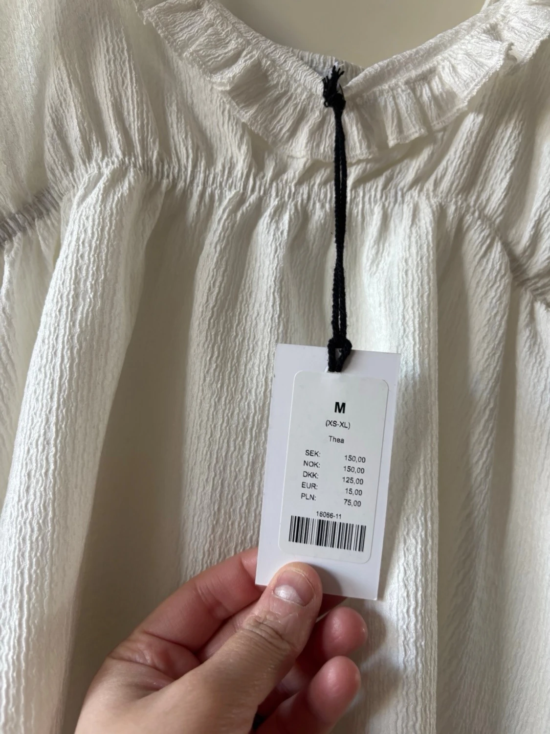 Vit linnetopp med volangdetaljer - 2