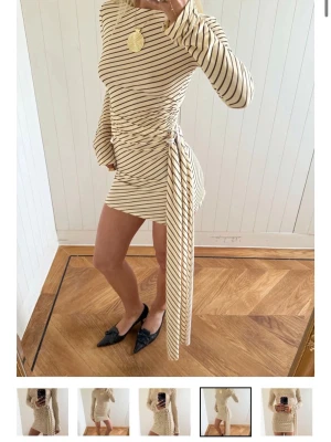 Klänning - Jätte snygg klänning från designbysi, den var fel storlek för mig och hann inte lämna tillbaka i tid därav säljer jag den🥰🥰 