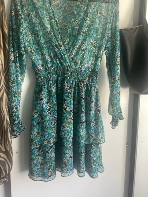 Zara klänning - Superfin blågrön klänning ifrån Zara, perfekt till sommarn! Storlek XS och använd endast några gånger, ända ”skavankerna” är att sömmen gått upp på något ställe vid midjan men inget som man lägger märke till (se bild)