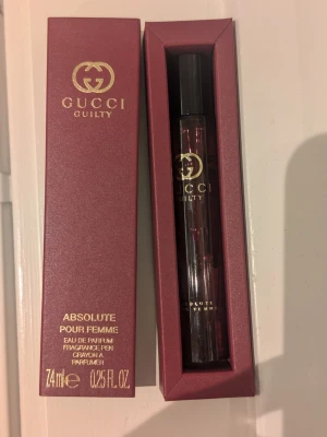 Gucci Guilty Absolute Pour Femme parfym - Gucci Guilty Absolute Pour Femme parfym 7,4ml roll on. Har enbart öppnat och luktat på. 