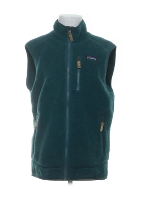 Grön fleeceväst från Patagonia - Mysig grön fleeceväst från Patagonia med hög krage och hel dragkedja framtill. Västen har tre fickor med dragkedja och diskret logga på bröstet. Perfekt för lager-på-lager och outdoor-vibe.