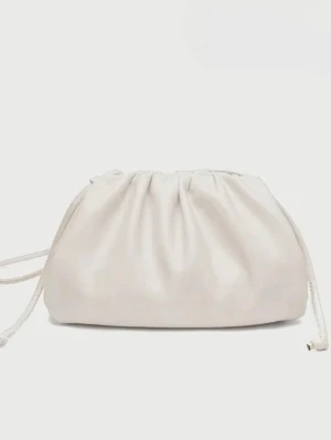 Vit kuvertväska med dragsko - Stilren vit kuvertväska i mjukt material med dragskostängning. Väskan har en puffig form och minimalistisk design som gör den enkel att matcha med olika outfits. Perfekt för dig som gillar trendiga accessoarer med enkel look.