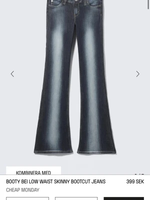 Bootcut jeans cheap monday - Kvargjeansen från cheap Monday i fint skick, däremot med två fläckar på baksidan som syns bop bilderna, går säkert bort i tvätten! Det står att dem är i 27/32 men har sytt upp dem så dem är mer i ca 27/30.