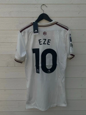 Eze Arsenal Fotbollströja - Säljer en Arsenal fotbollströja med Eze 10 på ryggen som är helt ny med prislapp!