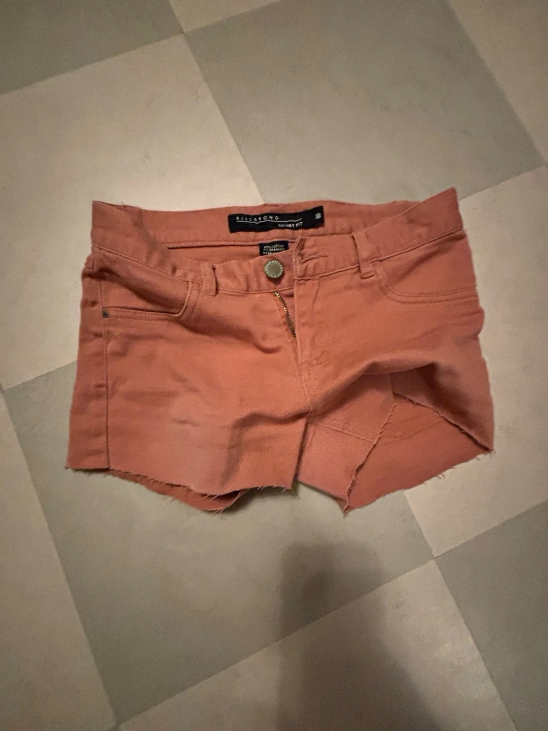 coral färgade shorts från billabong