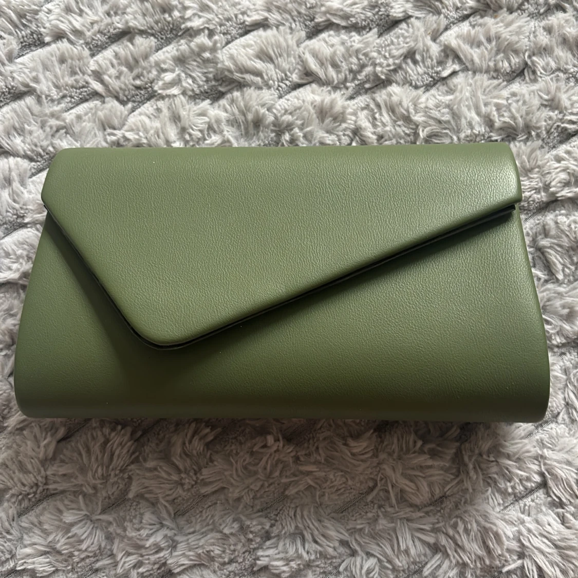 Olivgrön kuvertväska i skinnimitation