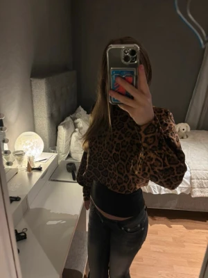 Leopardmönstrad croppad topp - Säljer en croppad långärmad topp med leopardmönster. Tycker den är super fin, men säljer på grund av garderobs rensning!