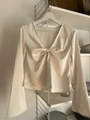 Vit silkesblus  - Stilren vit topp/ blus. Tyvärr inte min stil så har aldrig använts💕 skriv för fler bilder 