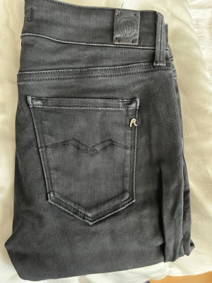 Svarta skinny jeans från Replay - Säljer mina svarta replay jeans då dem har blivit för små och kommer inte till användning längre. Har aldrig använt dem så dem är som nya!