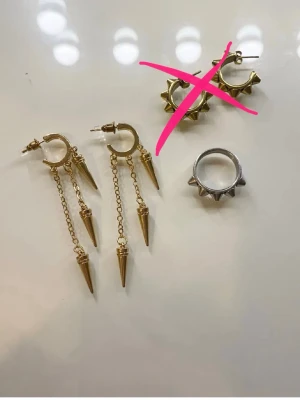 säljer lågt i bara några dagar till - säljer 1 örhänge och 1 ring (går bra att köpa dem separat om man vill det) De guldiga hängande örhängena med nitar är från ur och Penn och har aldrig används och kostar 40kr. Ringen är från Edblad i storlek 16 och kostar 160kr. Om man vill köpa båda 2 kostar det 200kr.❤️