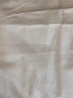 2-pack push up bhar svart och vit - Säljer ett 2-pack bhar i push up-modell, en i svart och en i vit. Båda har justerbara axelband och vadderade kupor för extra lyft. Klassisk design utan synligt märke. Materialet ser ut att vara en mjuk och stretchig syntetblandning.