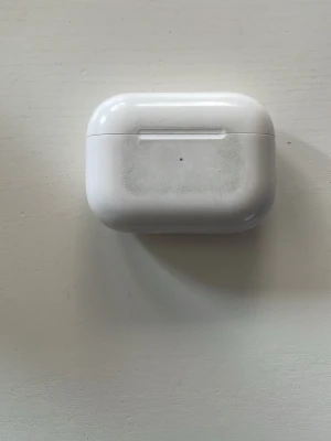 Apple AirPods Pro med laddningsetui - Säljer ett par vita Apple AirPods Pro 2 brucereducering funkar ej ljudet låter bra. Haft de i 2 år kanske. Box till AirPodsen följer ej med.
